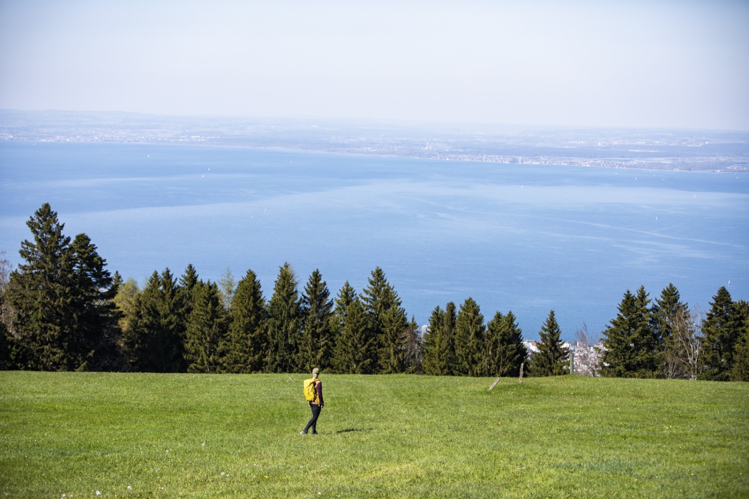 Descente depuis le Kaienspitz. Le lac de Constance s’étend aux pieds des randonneurs. Photo: Wanderblondies