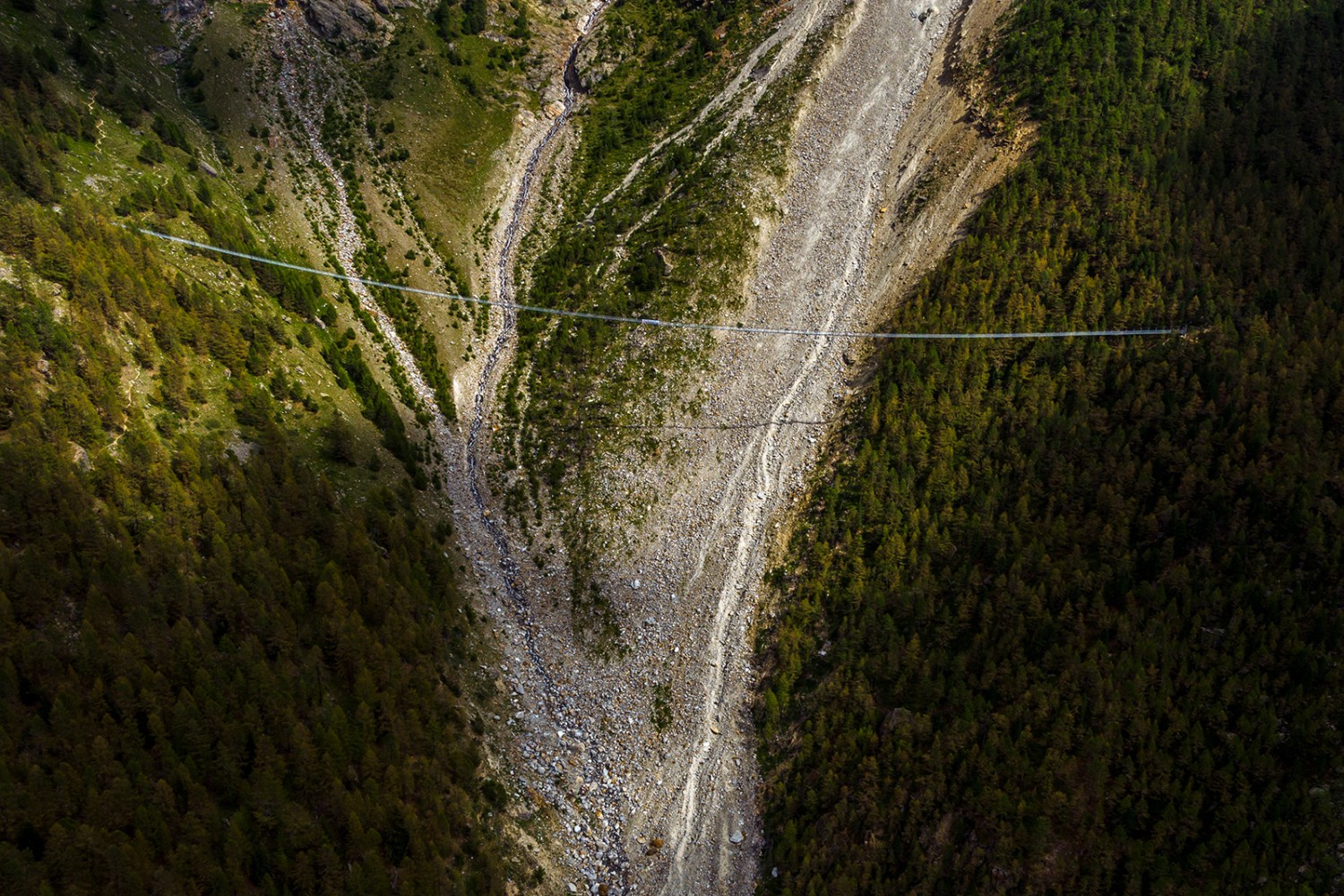 En dessous, la montagne s’agite. Aujourd’hui, le nouveau pont est bien mieux protégé.