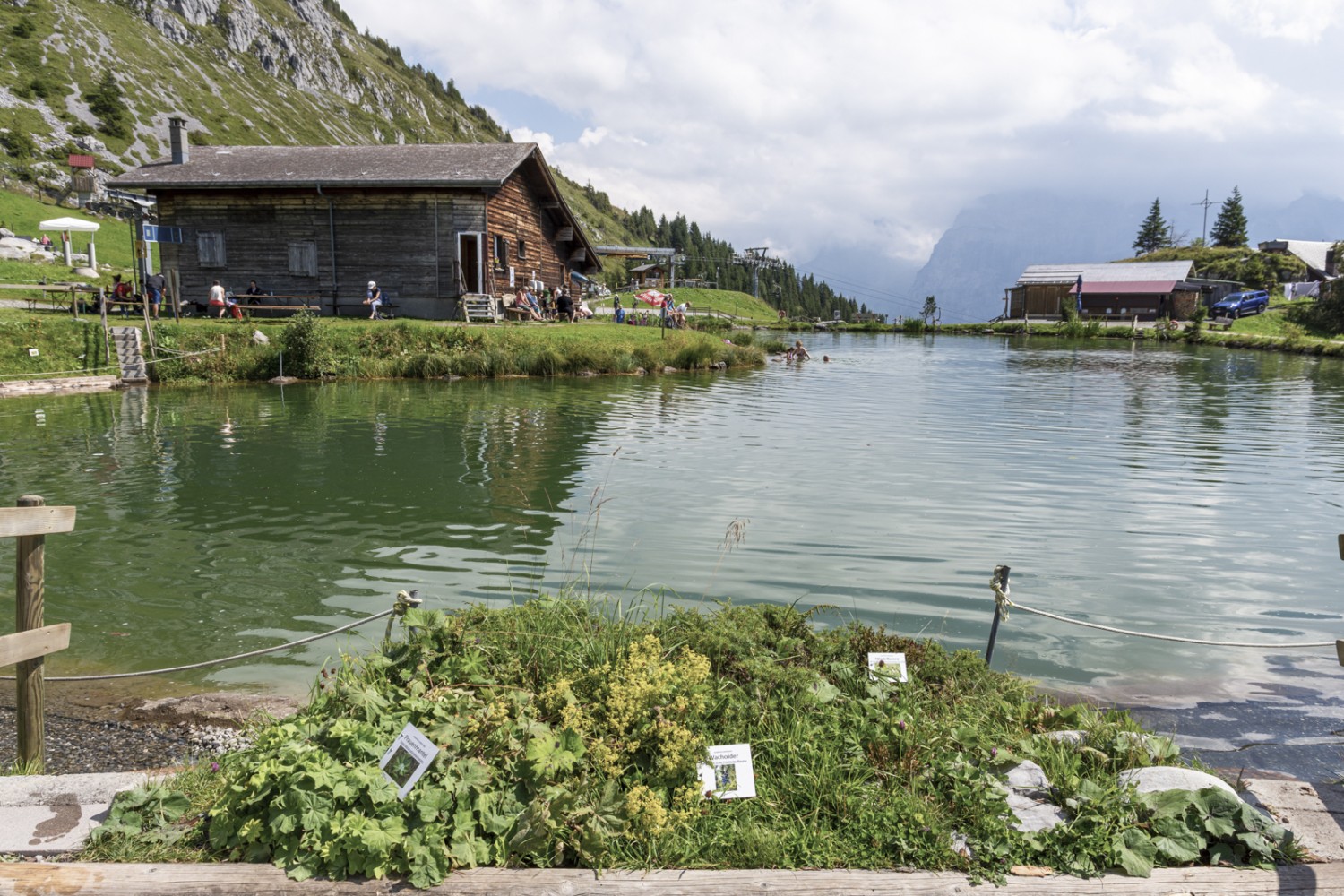 Le lac Härzlisee invite à la baignade, à découvrir la méthode Kneipp ou, tout simplement, à profiter. Photo: Franz Ulrich