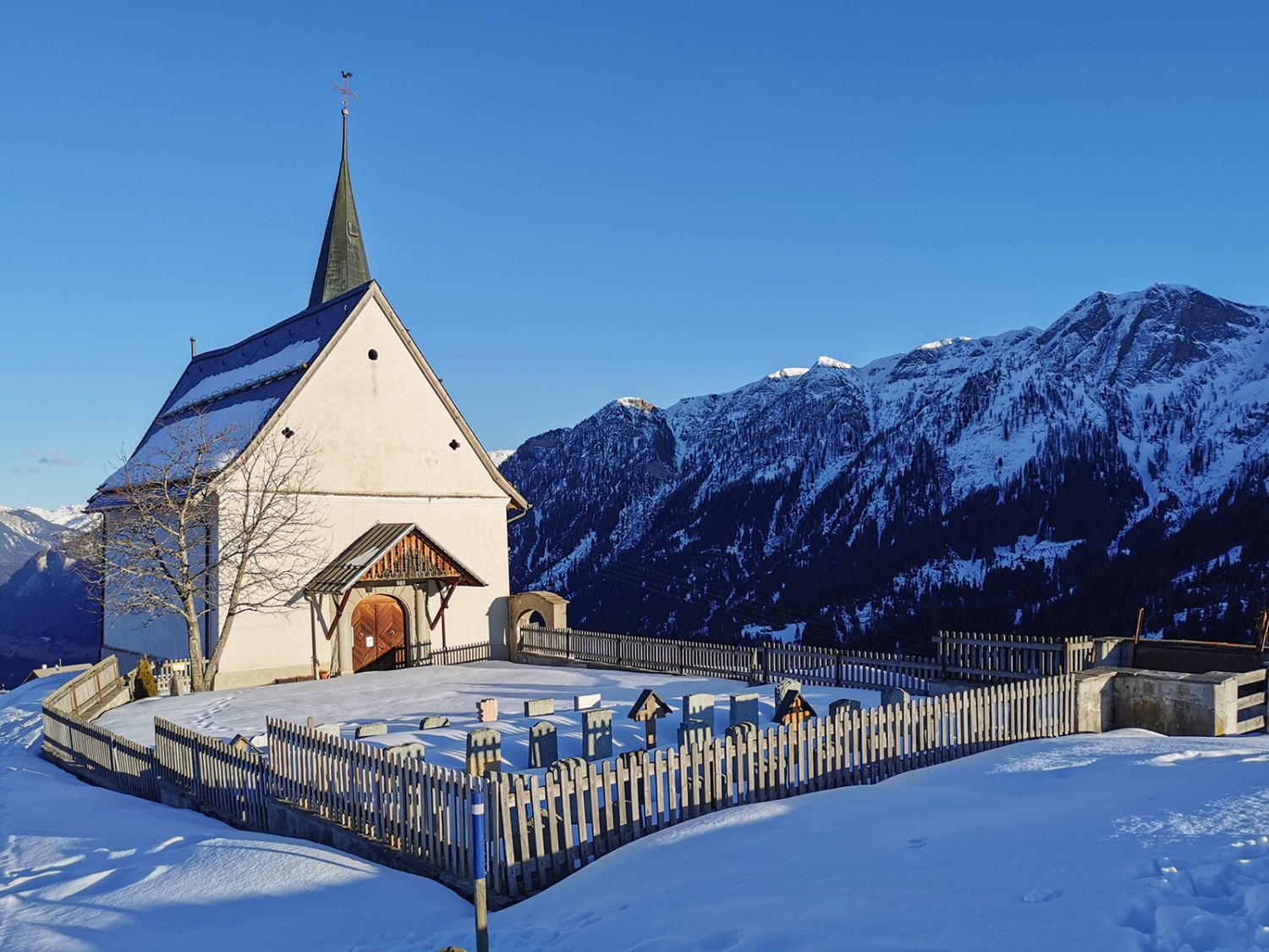 L’église d’Obertschappina s’élève sur un site panoramique.