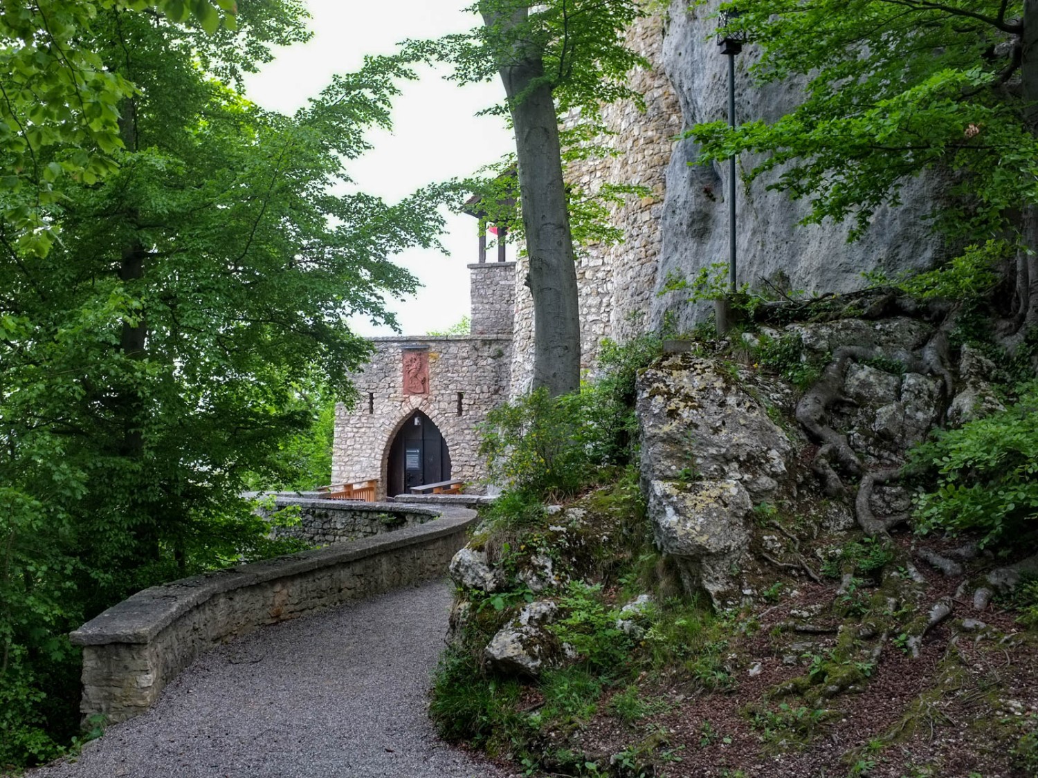 Le château a été sculpté dans un éperon rocheux escarpé. Photo: Claudia Peter