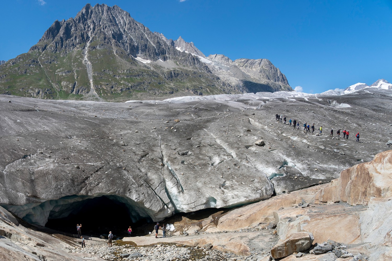 L’être humain se sent tout petit devant la porte du glacier. Photos: Severin Nowacki