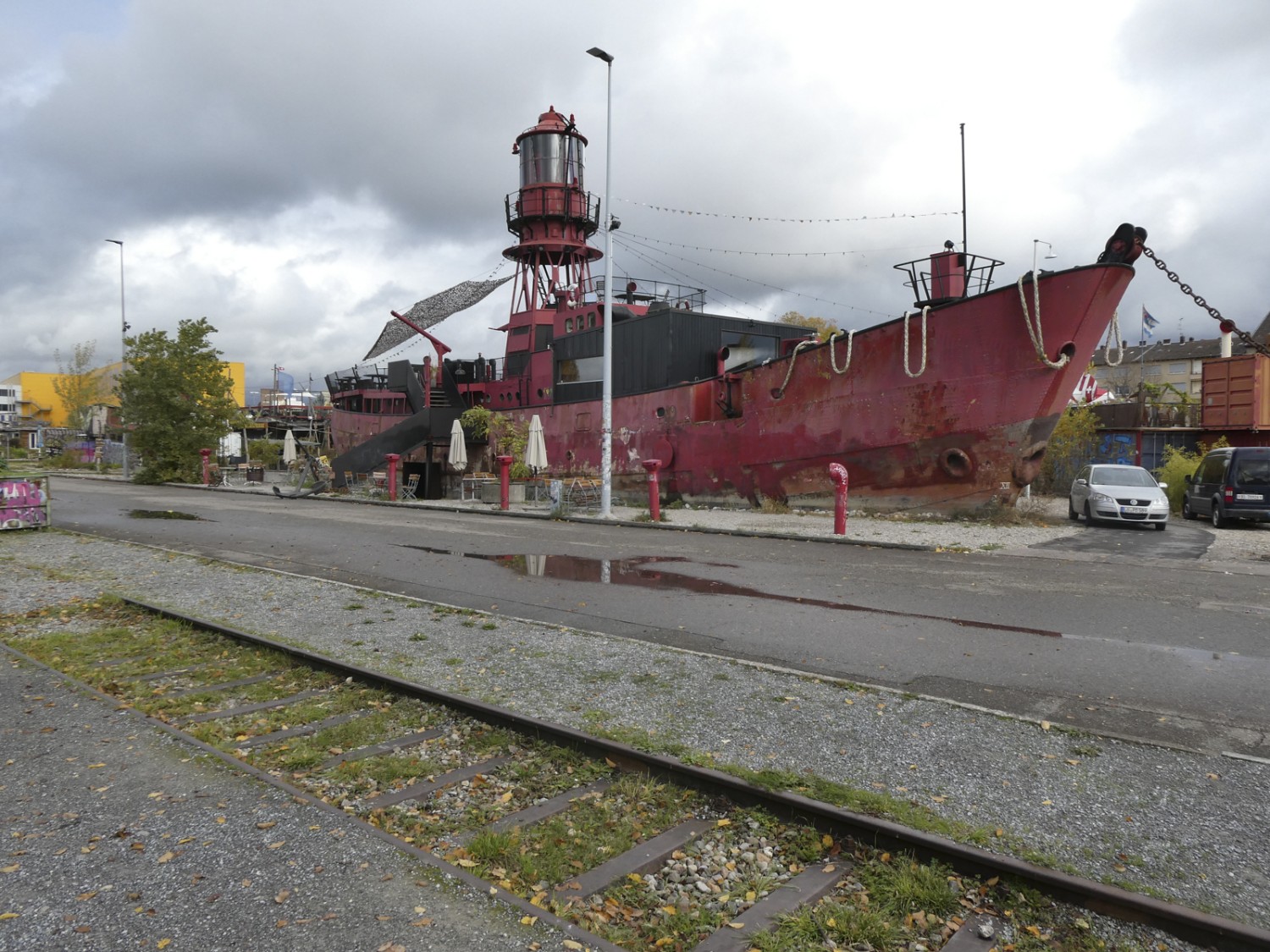 Le bateau-phare rouge a atterri au port de Bâle. Photo: Rémy Kappeler