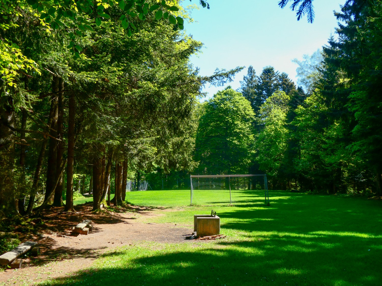 Penser à emporter le ballon de foot! Le terrain de sport dans la clairière. Photo: Rémy Kappeler