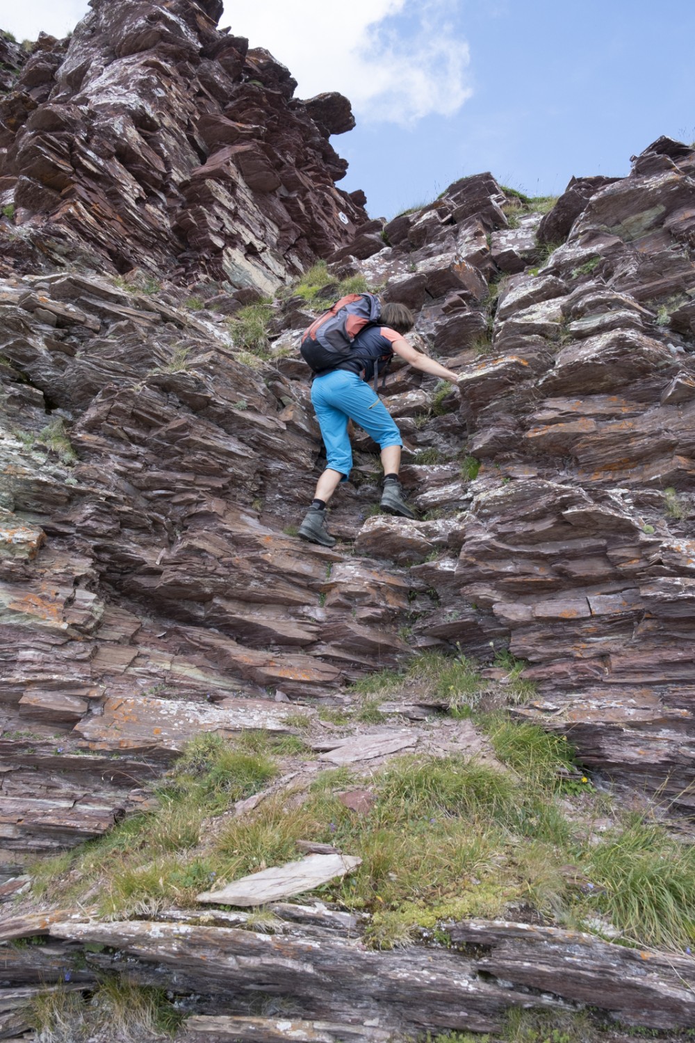 Régulièrement, il faut escalader les ressauts rocheux en s’aidant de ses mains, comme ici à la crête Teufgrätli. Photo: Markus Ruff