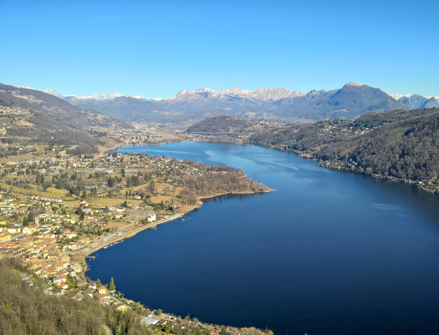 De la chapelle du sommet du Monte Caslano, vue sur le lac de Lugano, Magliaso et Agno. Photo: Andreas Staeger