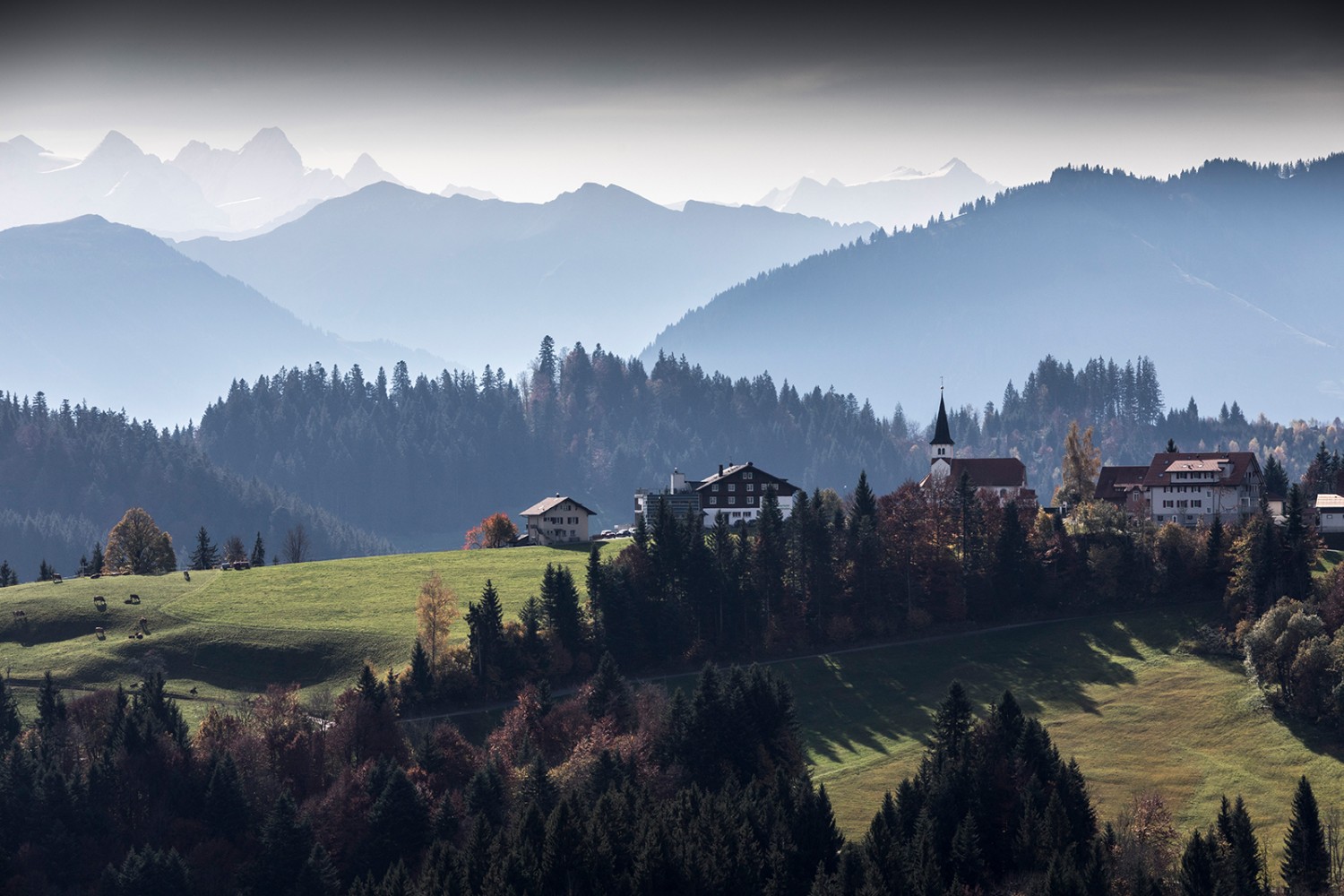 Bramboden et son église devant les Alpes. Photos: Severin Nowacki
