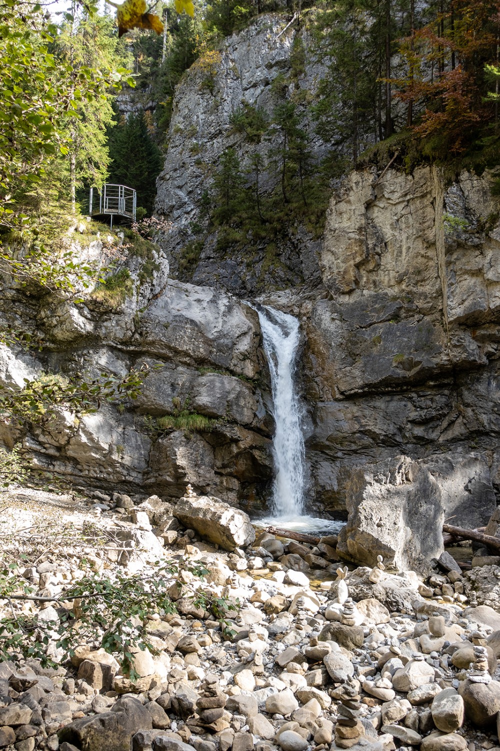 La cascade du Chessiloch et la plateforme par laquelle passe le chemin pédestre. 