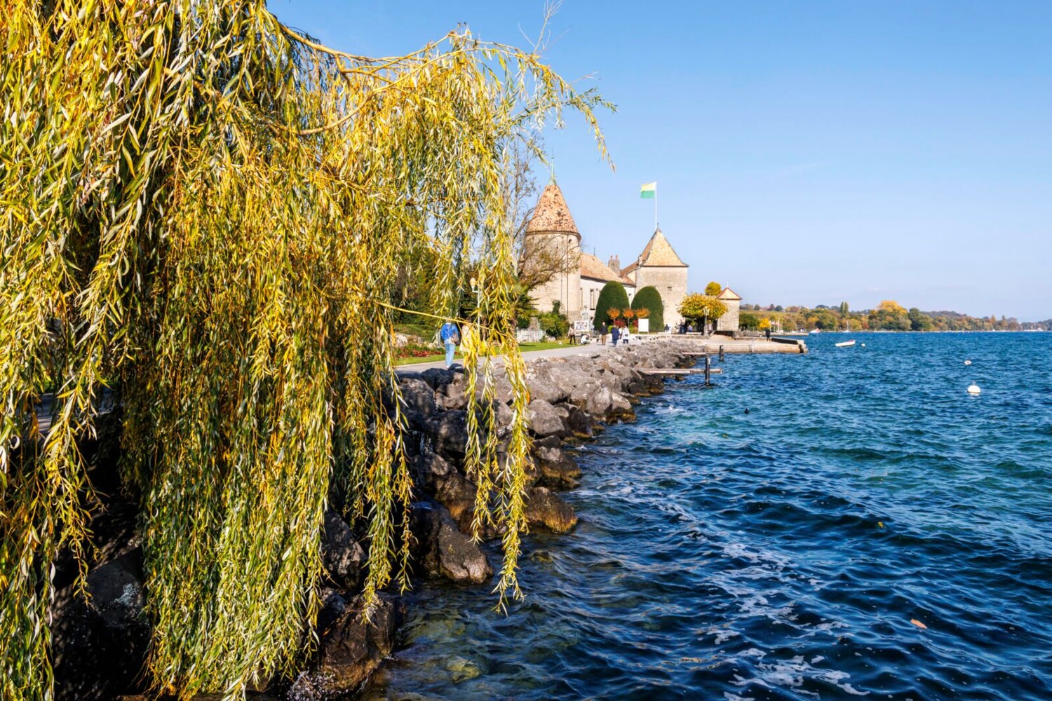 Le château de Rolle au bord du Léman