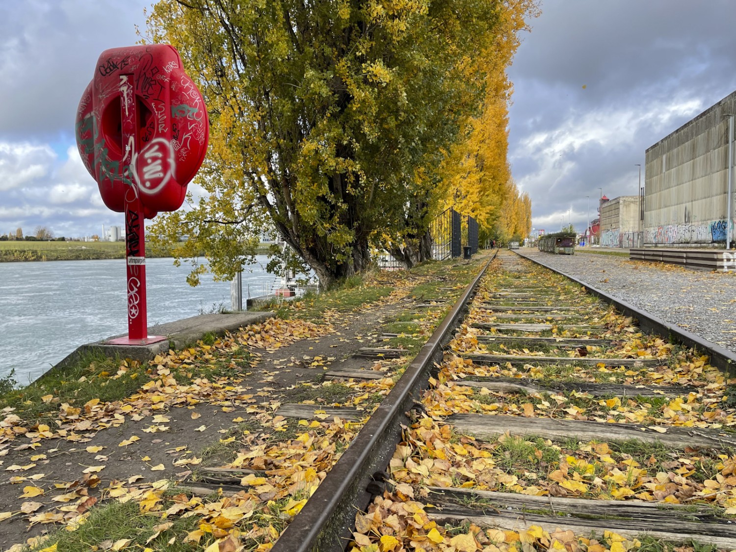 Une randonnée pédestre le long d’anciens rails, cela sort de l’ordinaire.