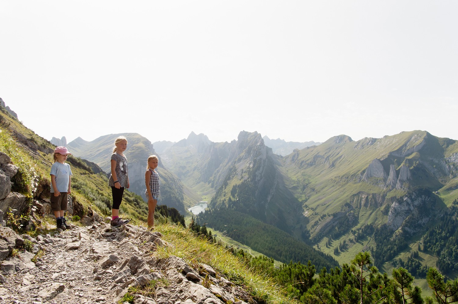 Le chemin est large et adapté aux enfants. En arrière-plan le lac de Fählensee. Photos: Raja Läubli