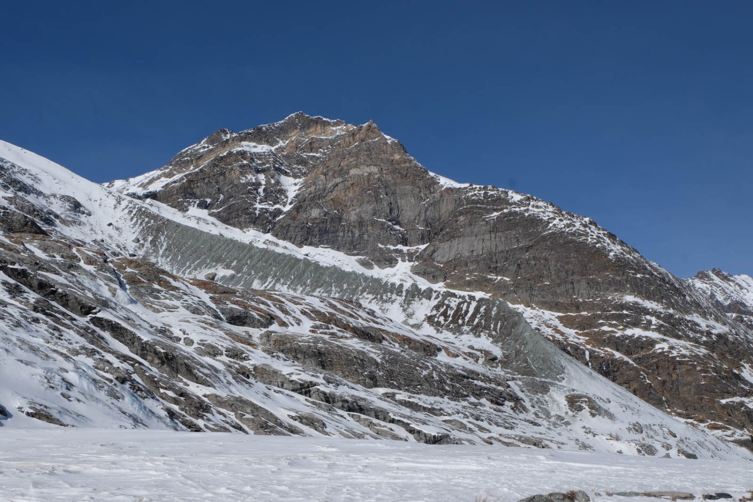 Das Klein Allalinhorn talauswärts. Und wieder beeindrucken die Moränen. Bild: Elsbeth Flüeler