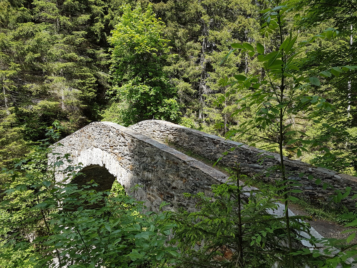 Le vieux pont romain, tout au fond de la vallée. Photo: Marina Bolzli