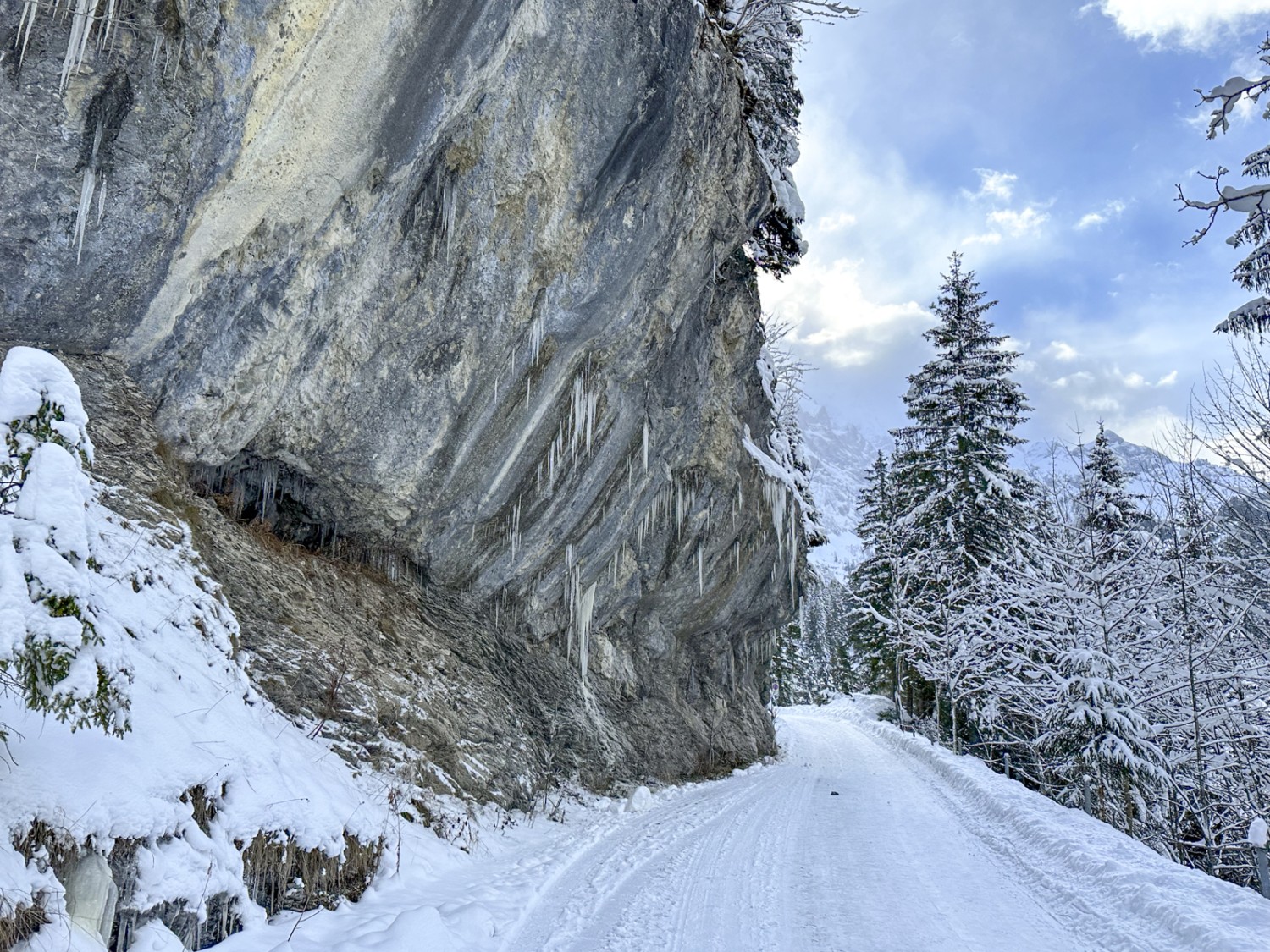 Attention aux chutes de glace! Des stalactites peuvent tomber des parois rocheuses en surplomb. Photo: Thomas Gloor