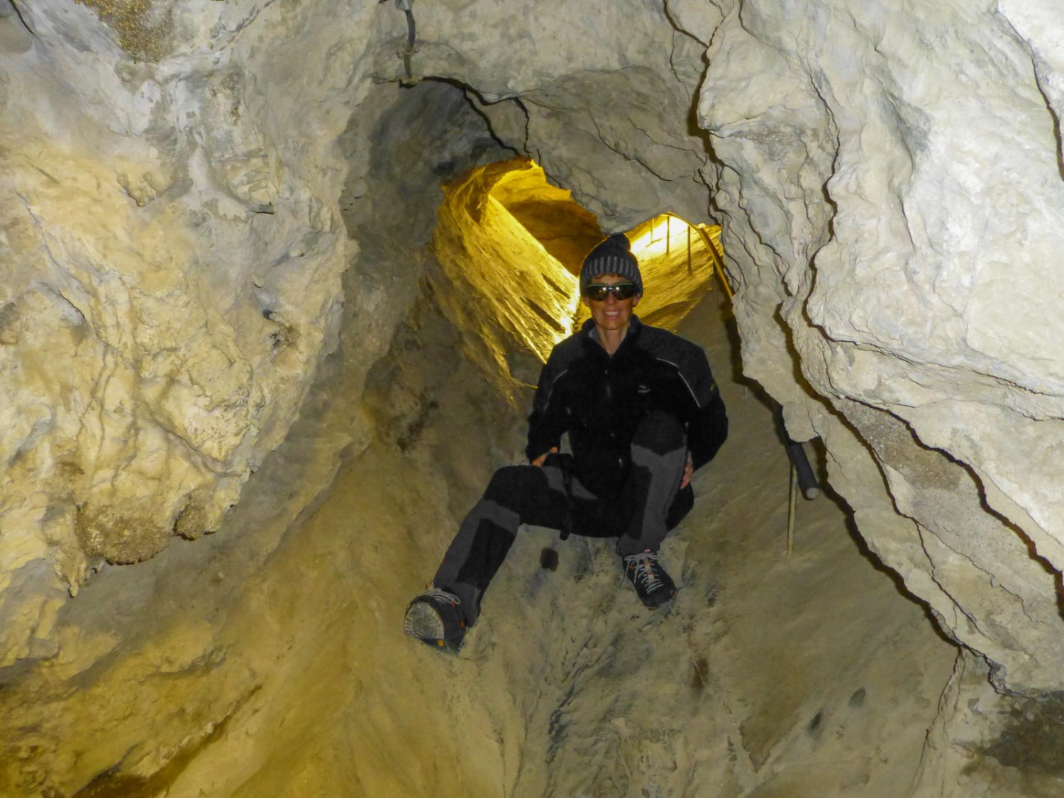 Entrée de la grotte creusée par l’eau de fonte durant les périodes glaciaires. Photo: Fredy Joss