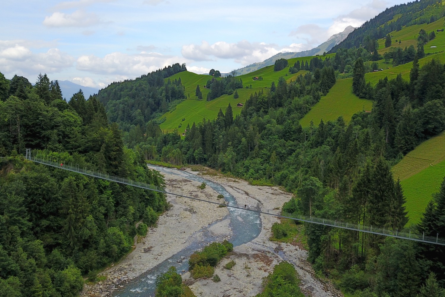 Le pont suspendu Hostalde surplombe le large lit de la rivière Entschlige. Photo: Adelboden Tourismus