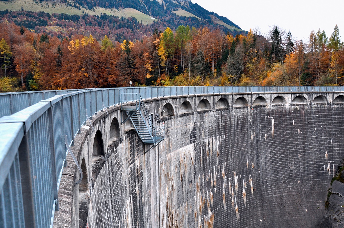 Le barrage de Montsalvens et son impressionnante voûte. 