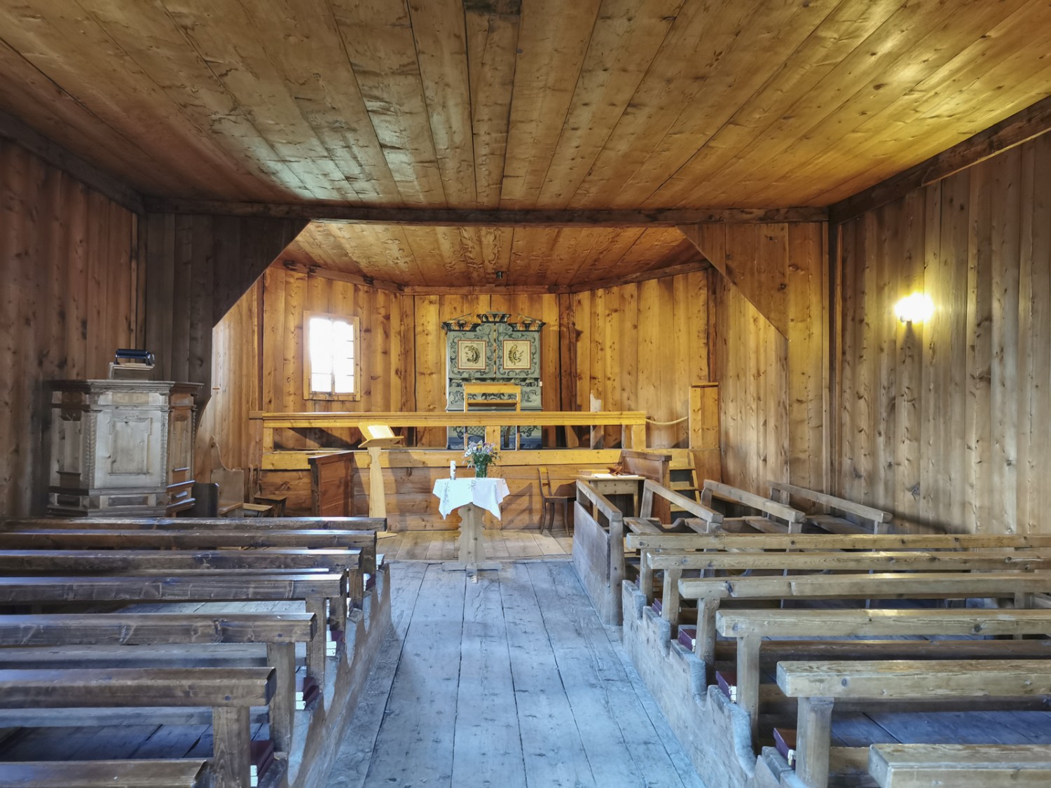  
La petite église d’Obermutten vaut le détour. C’est le seul édifice religieux de Suisse entièrement construit en bois. Photo: Andreas Staeger