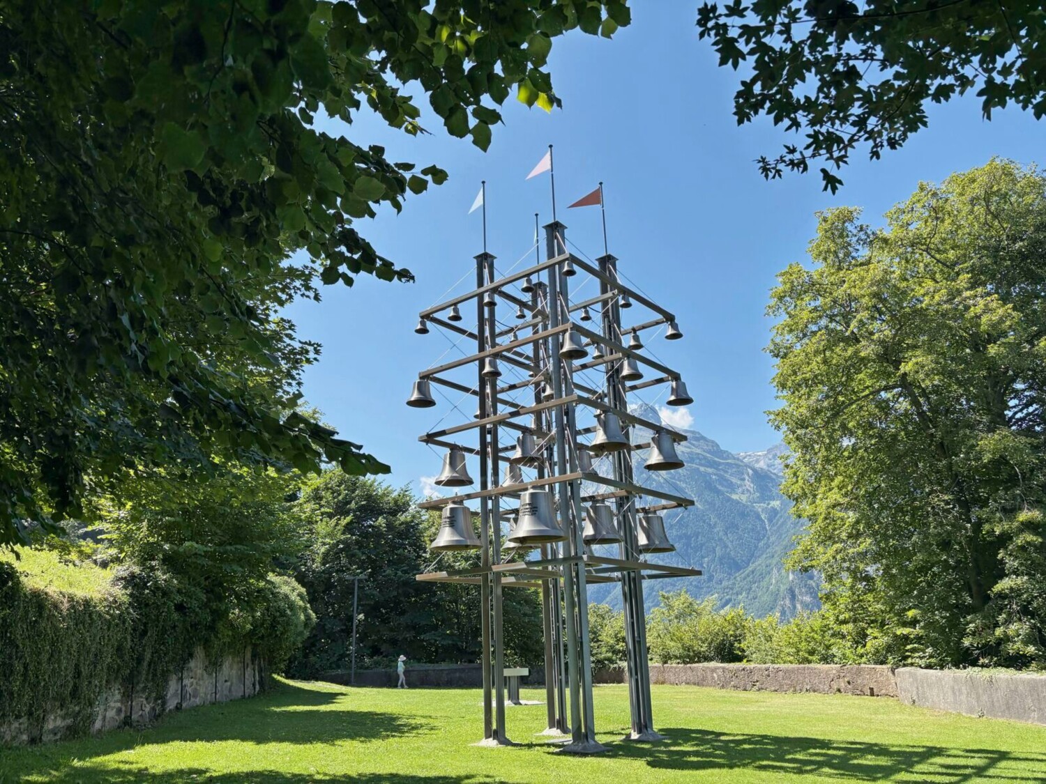Oberhalb der Tellskappelle befindet sich dieses Glockenspiel, das jede Stunde zehn Minuten läutet.