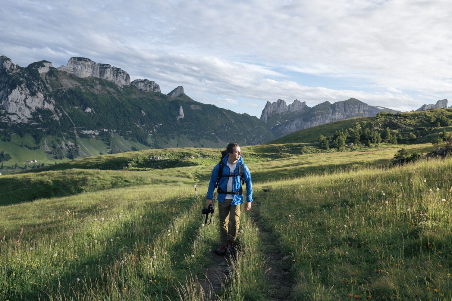 À travers les prairies plates de l’Alp Sigel. Photo: Jon Guler