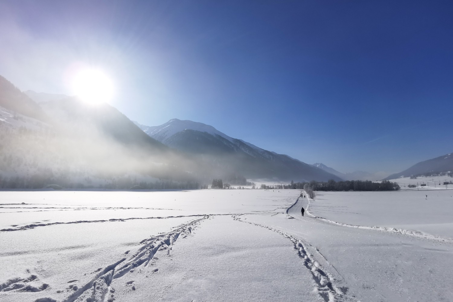 Les randonnées hivernales dans la vaste vallée d’Obergoms offrent beaucoup de soleil, de lumière et d’espace. Photo: Andreas Staeger