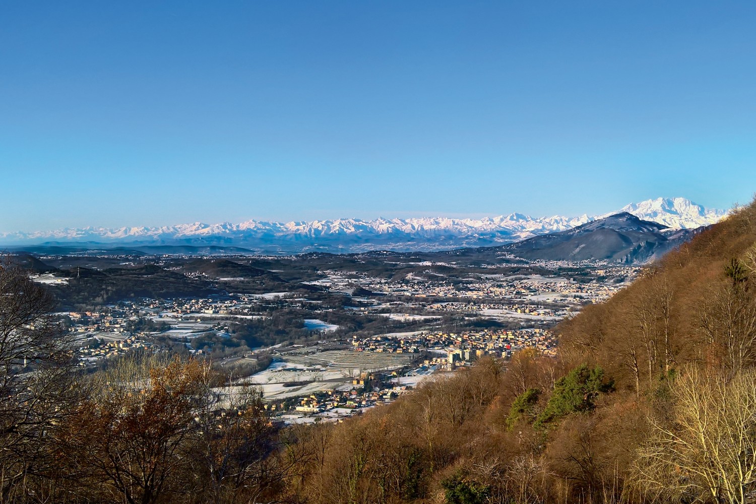 De San Martino, la vue porte jusqu’aux sommets du Piémont.
