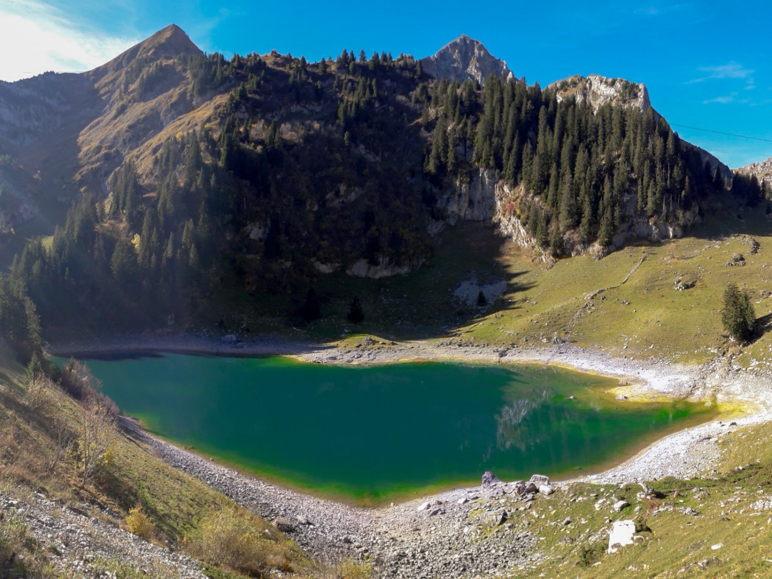 Vue sur le Walopsee, qui prend une teinte intéressante en automne surtout. Photo: Patrick Salzmann