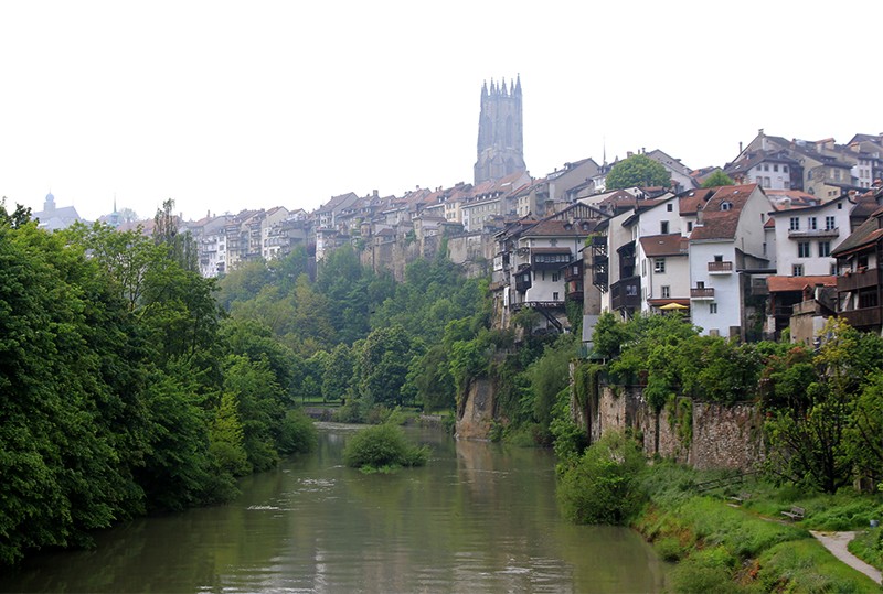 Sur le Pont du Milieu qui surplombe la Sarine. Fribourg et sa cathédrale.
Photo: Elsbeth Flüeler