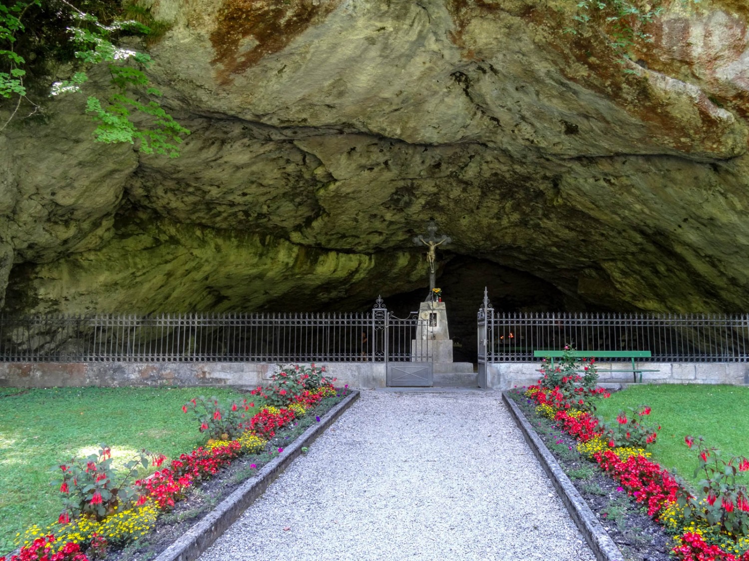 L’entrée et la grotte sont entretenues avec amour. Photo: Vera In-Albon