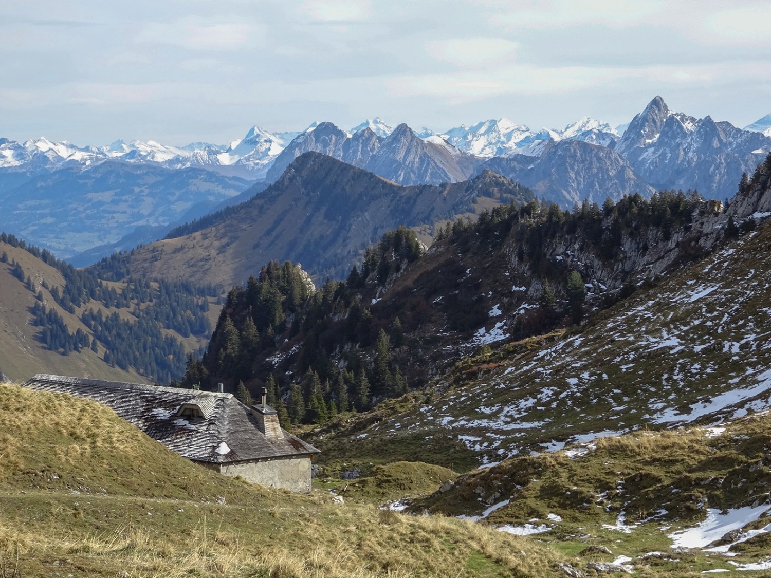 Un bâtiment d’alpage couvert d’ardoises à Naye d’en Haut.