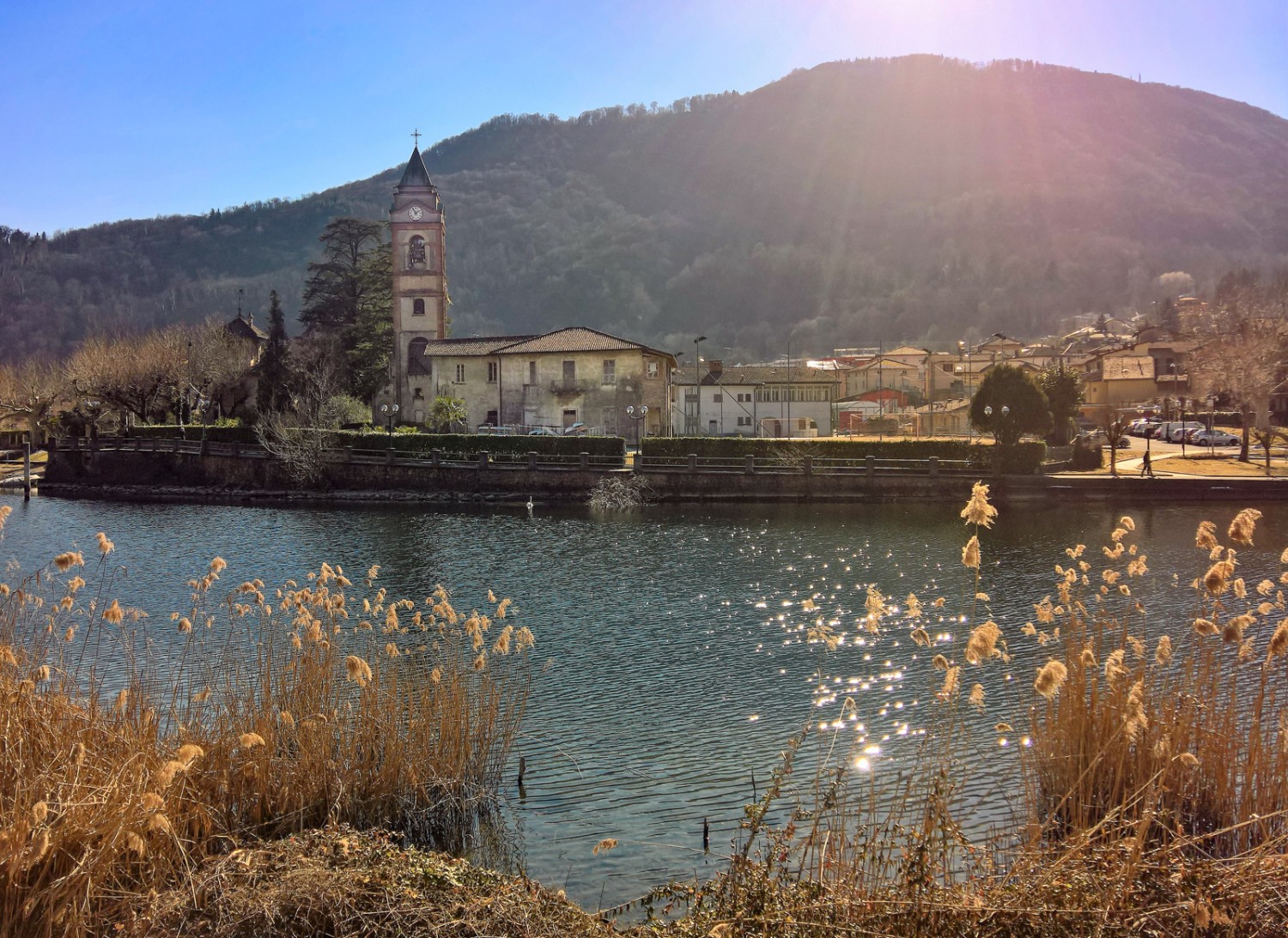 Ici, l’Italie n’est qu’à quelques brasses. Un étroit bras du lac de Lugano sépare Torrazza de Lavena. Photo: Andreas Staeger