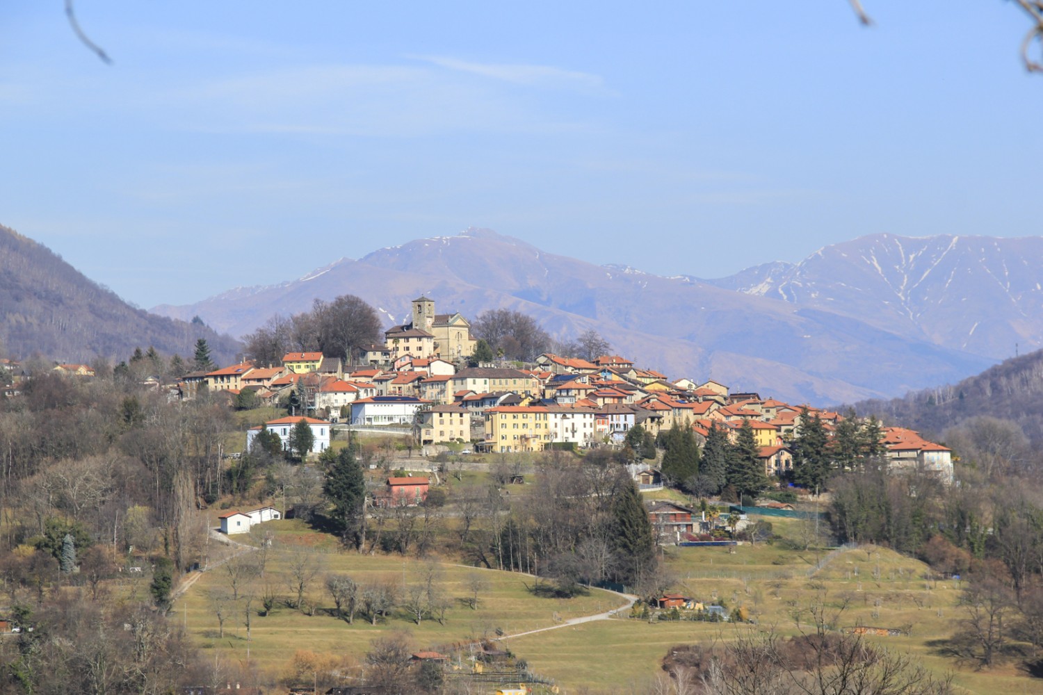 Vista da Miglieglia su Breno, sullo sfondo le montagne della Val Colla. Foto: Elsbeth Flüeler