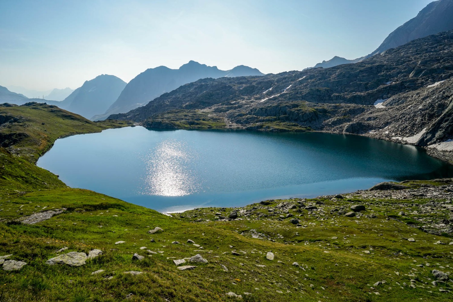 Le lac de Distel et, derrière lui sur la gauche, le col du Nufenen. Photo: Fredy Joss