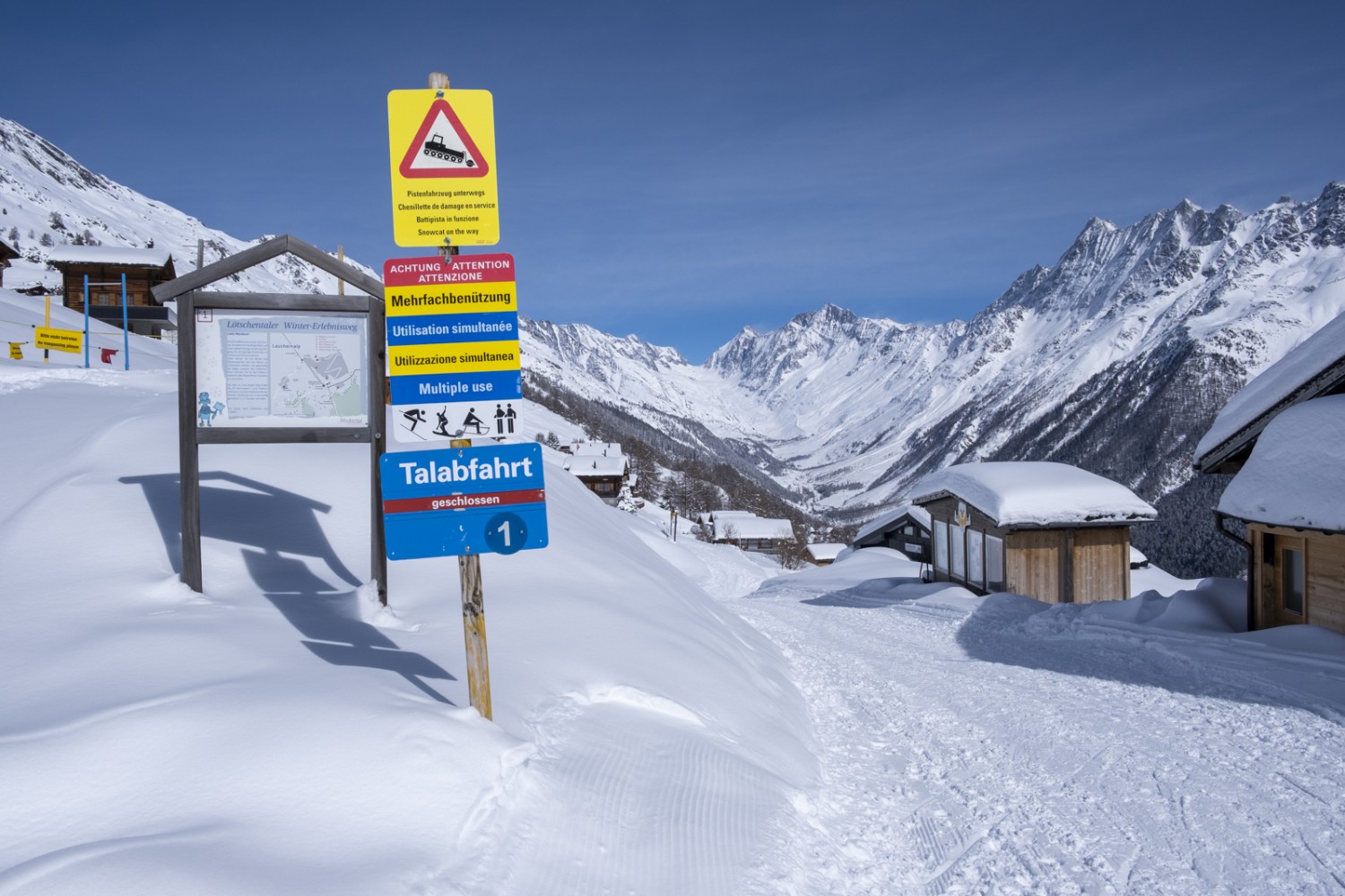 Au départ, à la Lauchernalp, un panneau attire l’attention sur le fait que l’itinéraire est fréquenté par les adeptes de la randonnée hivernale, du ski et de la luge. Photo: Markus Ruff