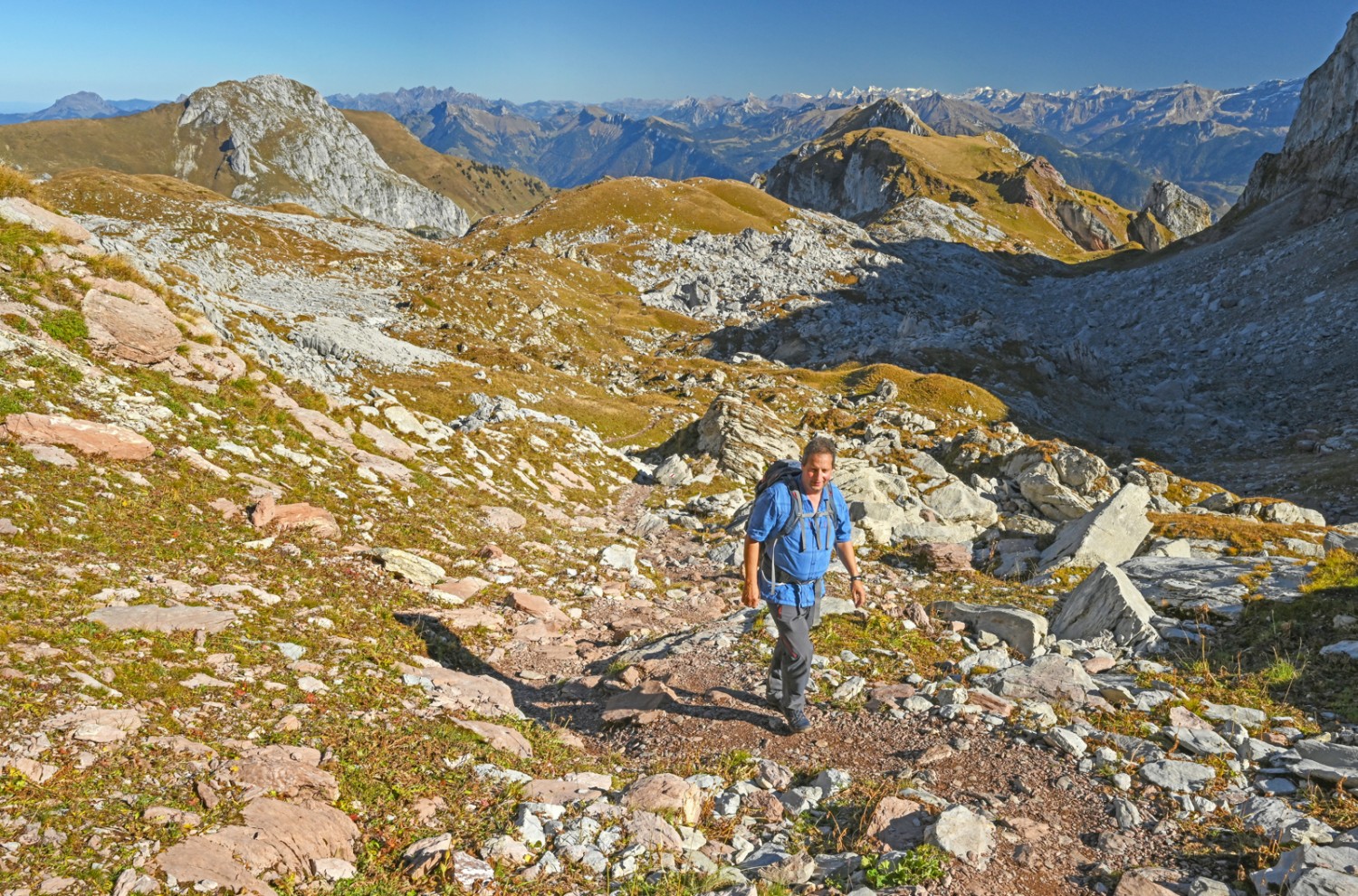 A travers la Chaux du Milieu, face aux falaises blanc et ocre. Photo: natur-welten.ch