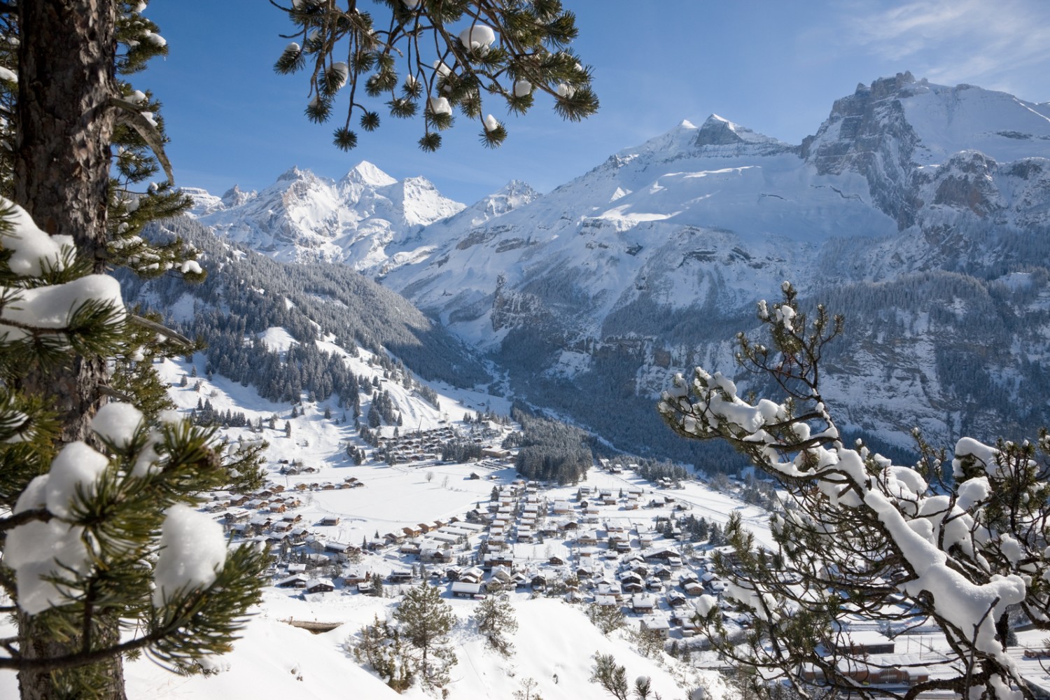 Au Risetenegg, une magnifique vue s’ouvre sur Kandersteg et les sommets environnants. Photo: Kandersteg Tourismus


