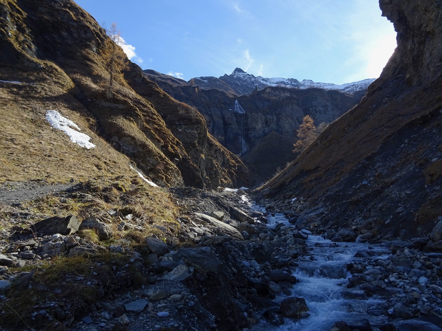 Encore un étroit passage avant de parvenir au cirque de cascades.