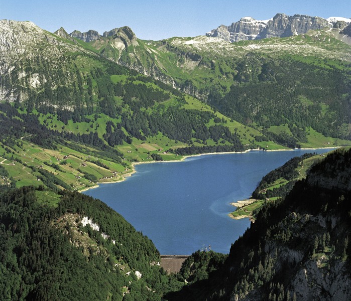 Le lac de la vallée de la Wägi est intégré au paysage. Photo: Axpo