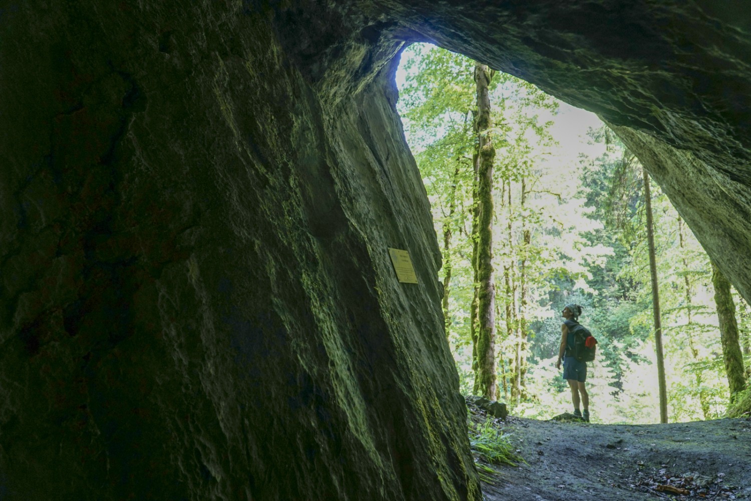 Ein Höhepunkt für Kinder: Höhle direkt neben dem Wanderweg. Bild: Mia Hofmann