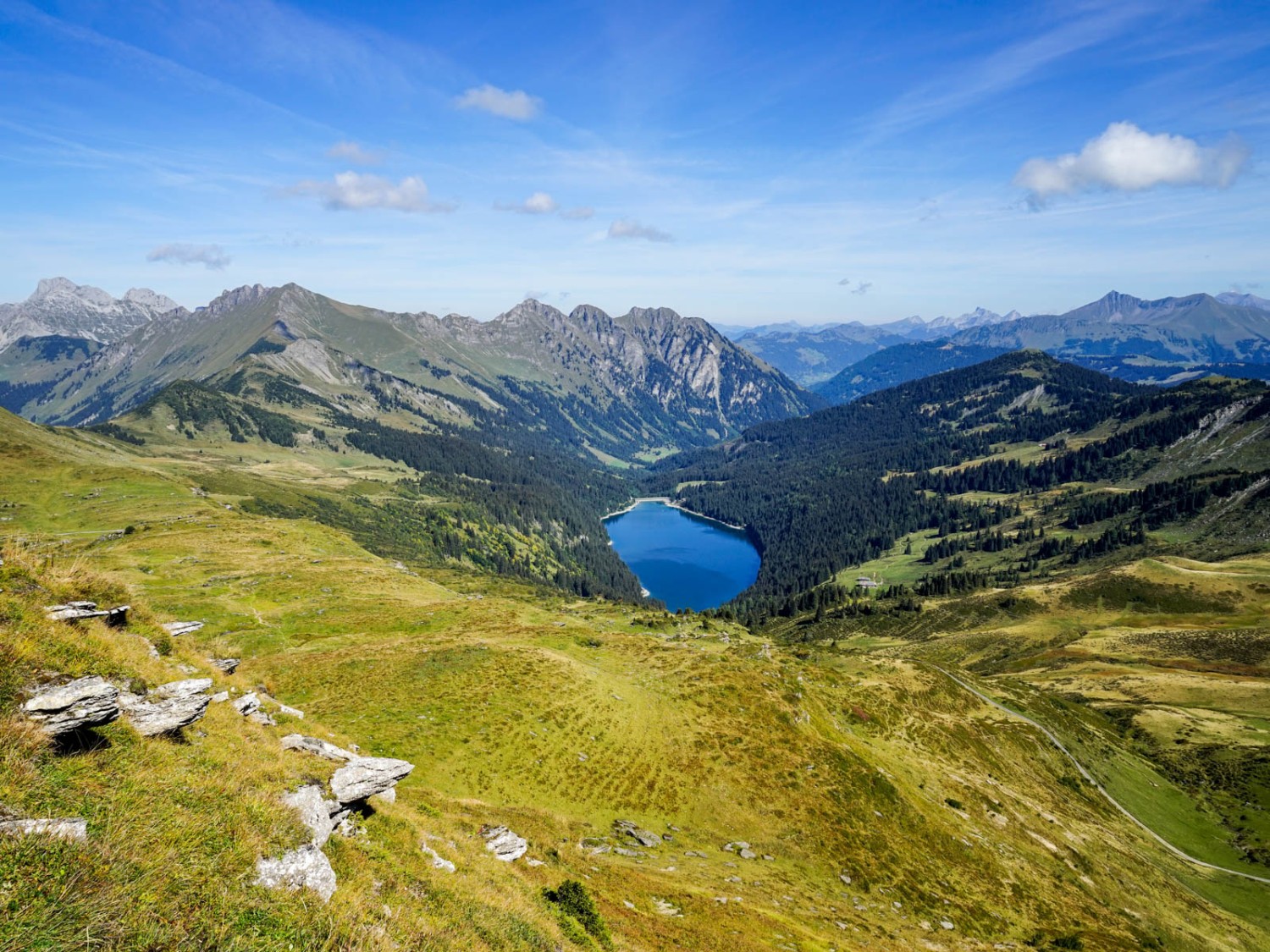 Le lac d’Arnon repose tel un œil sombre au fond d’une large vallée. Photo: Fredy Joss