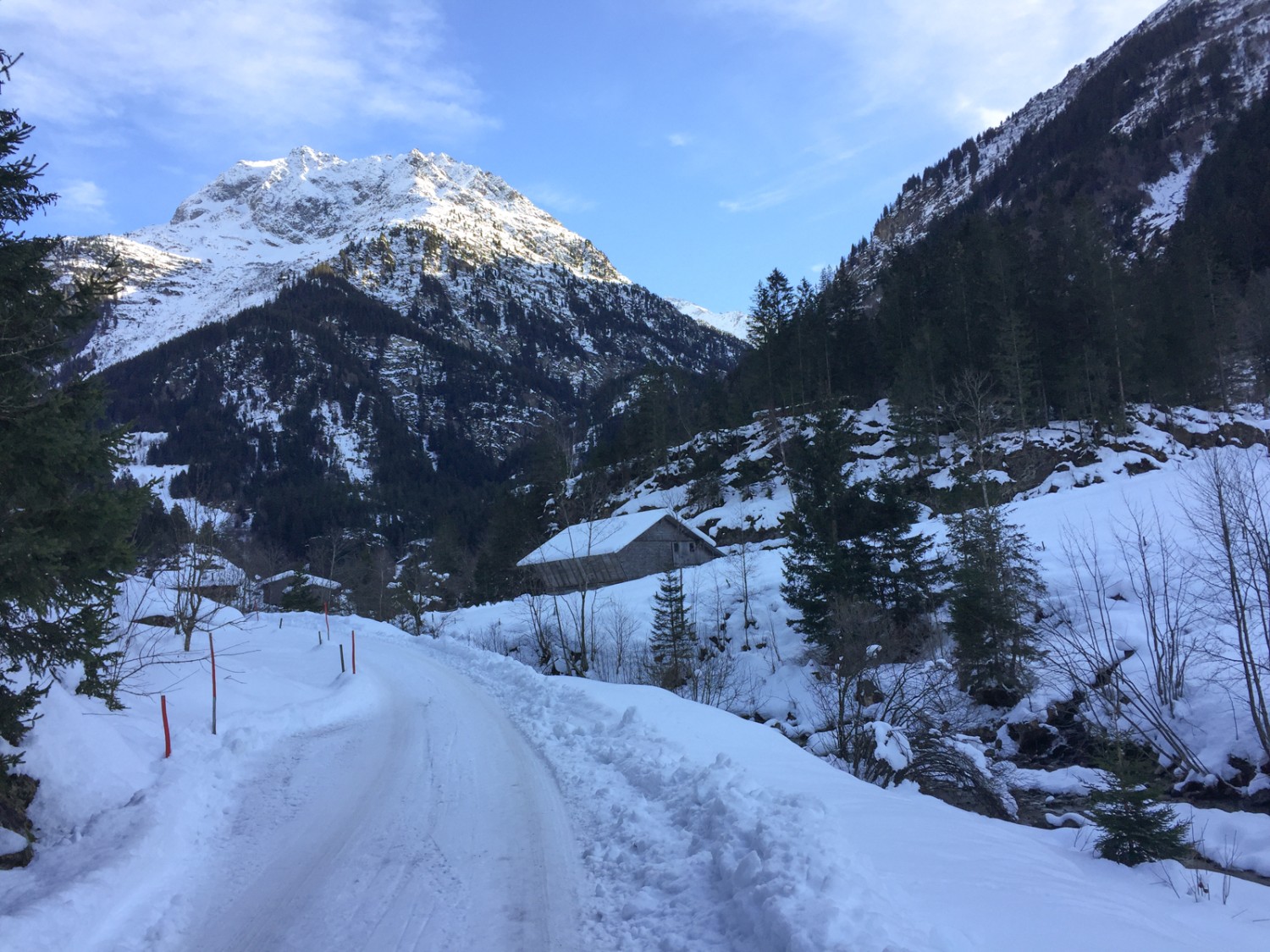 En hiver, l’ancienne route du col est déneigée et peut servir de chemin de randonnée.