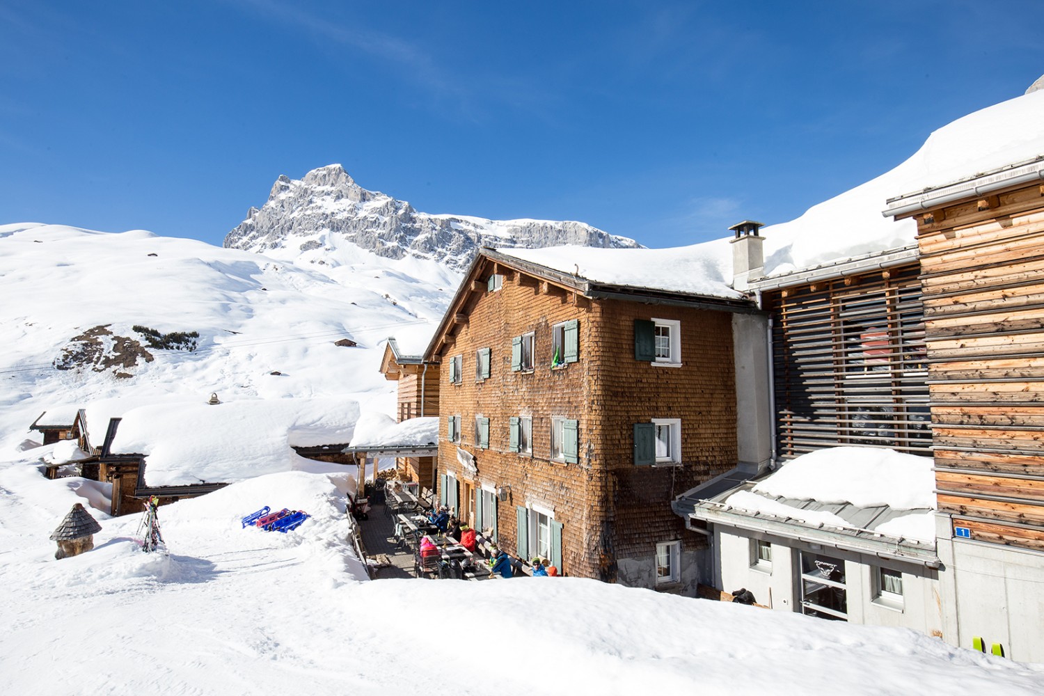 L’auberge de montagne Sulzfluh, devant la montagne du même nom.