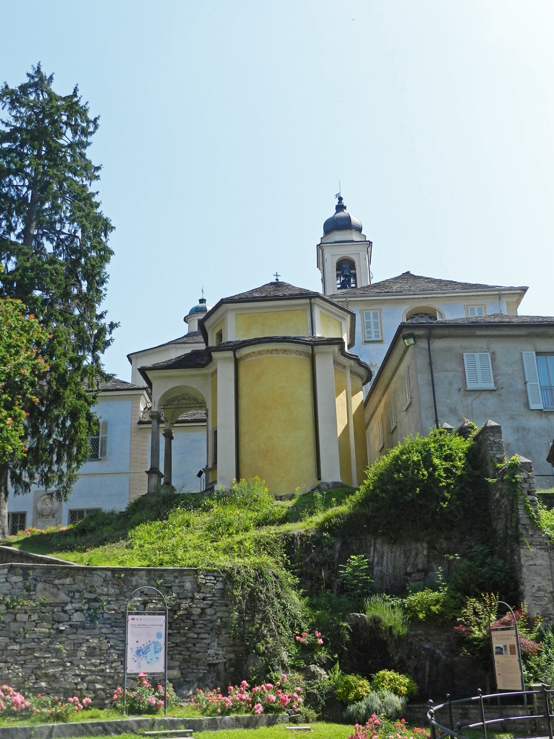 Le chemin menant au Sacro Monte Calvario est un chemin de croix.