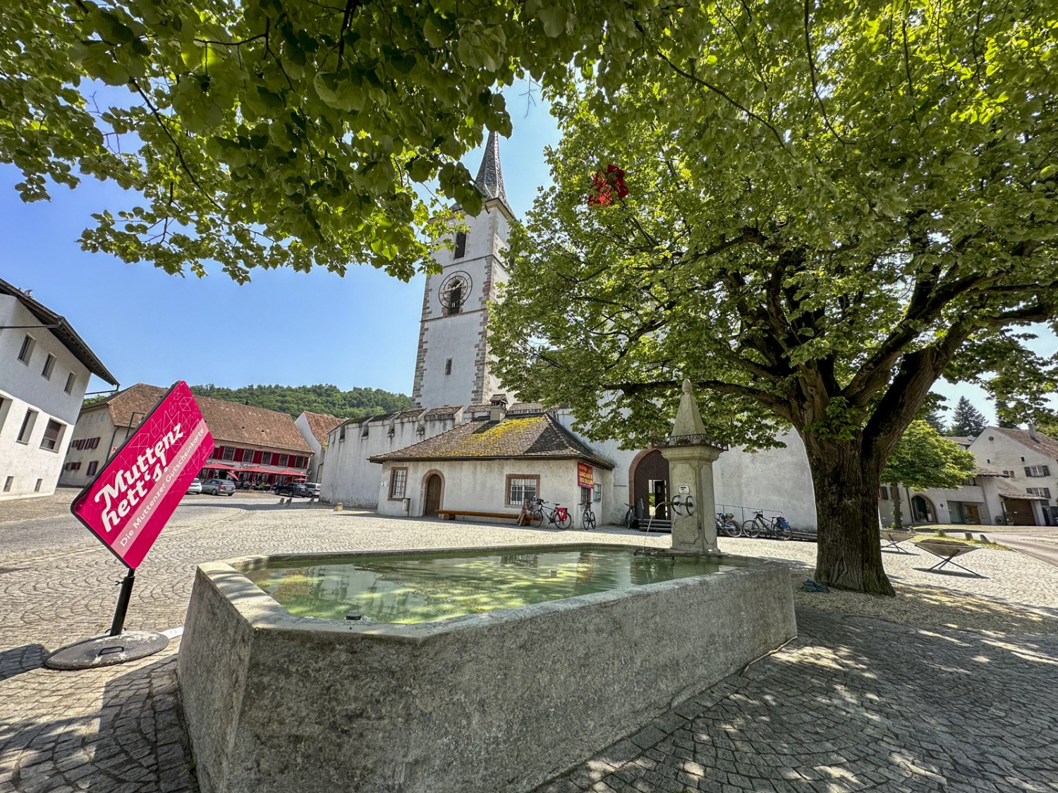 La place du village de Muttenz et l’église fortifiée de Saint-Arbogast.