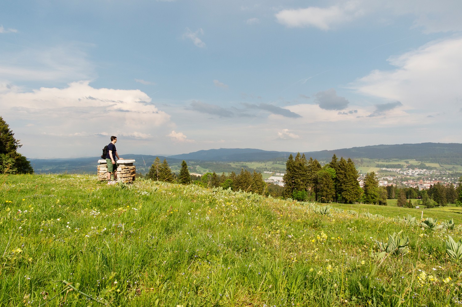 Les randonneurs peuvent admirer la vue depuis le Gros Crêt, au-dessus de La Chaux-de-Fonds. Photo: R. Läubli