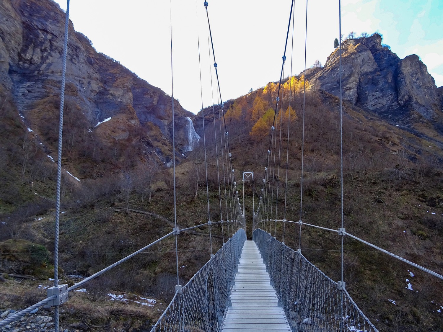 Le pont suspendu surplombe élégamment le Gufelbach.