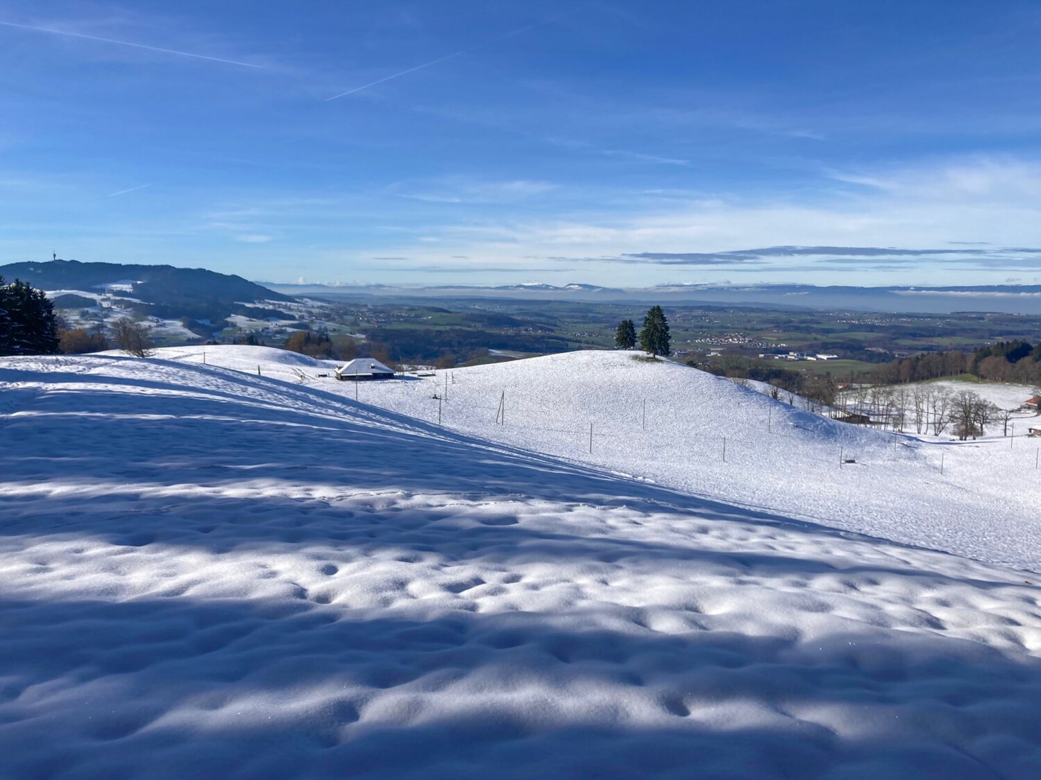 Un kame couvert par les premières neiges sur fond de Plateau encore vert