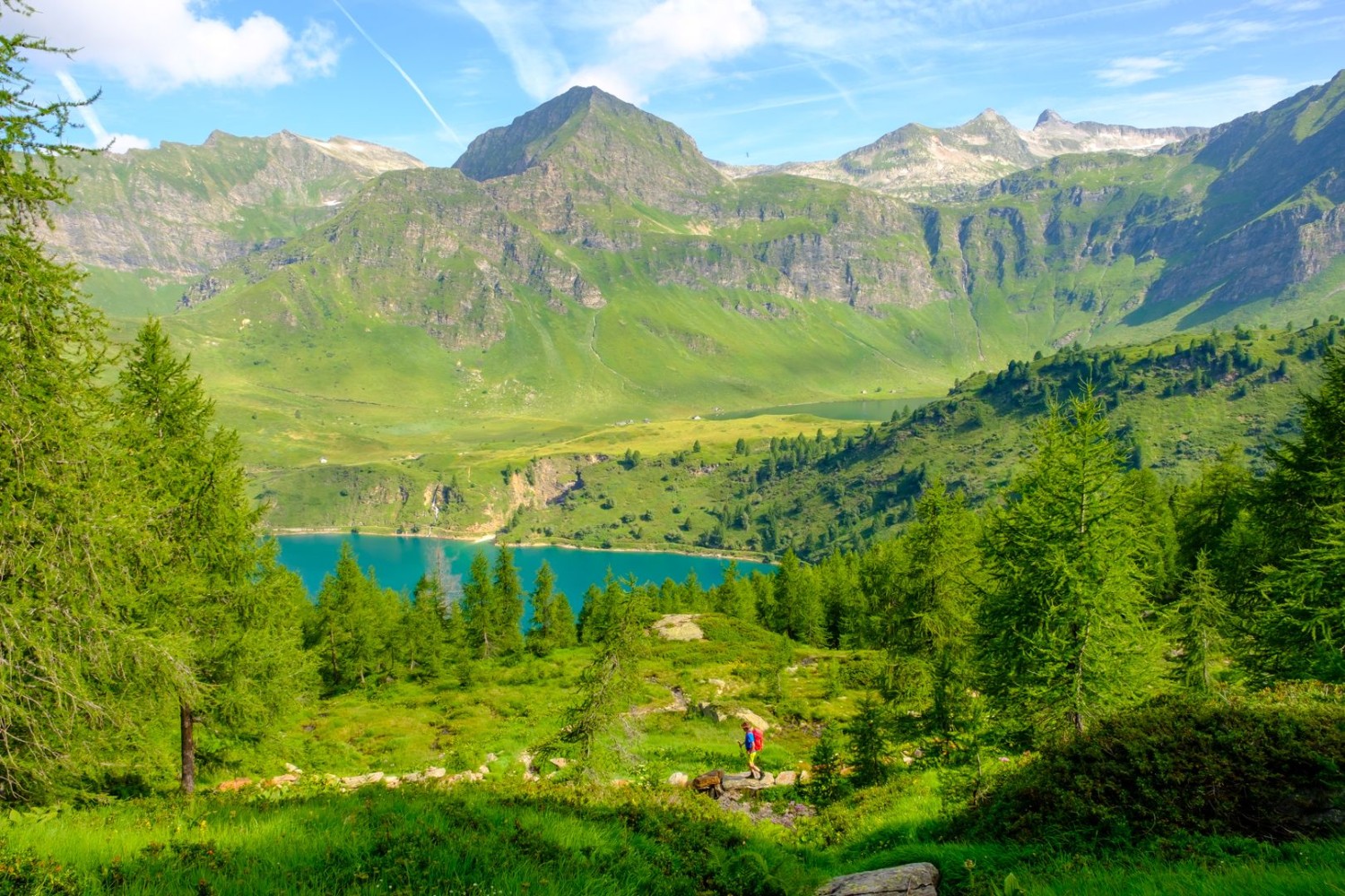 Il sentiero in cresta dall'Alpe di Piora verso il Passo Forca offre una splendida vista sul lago.