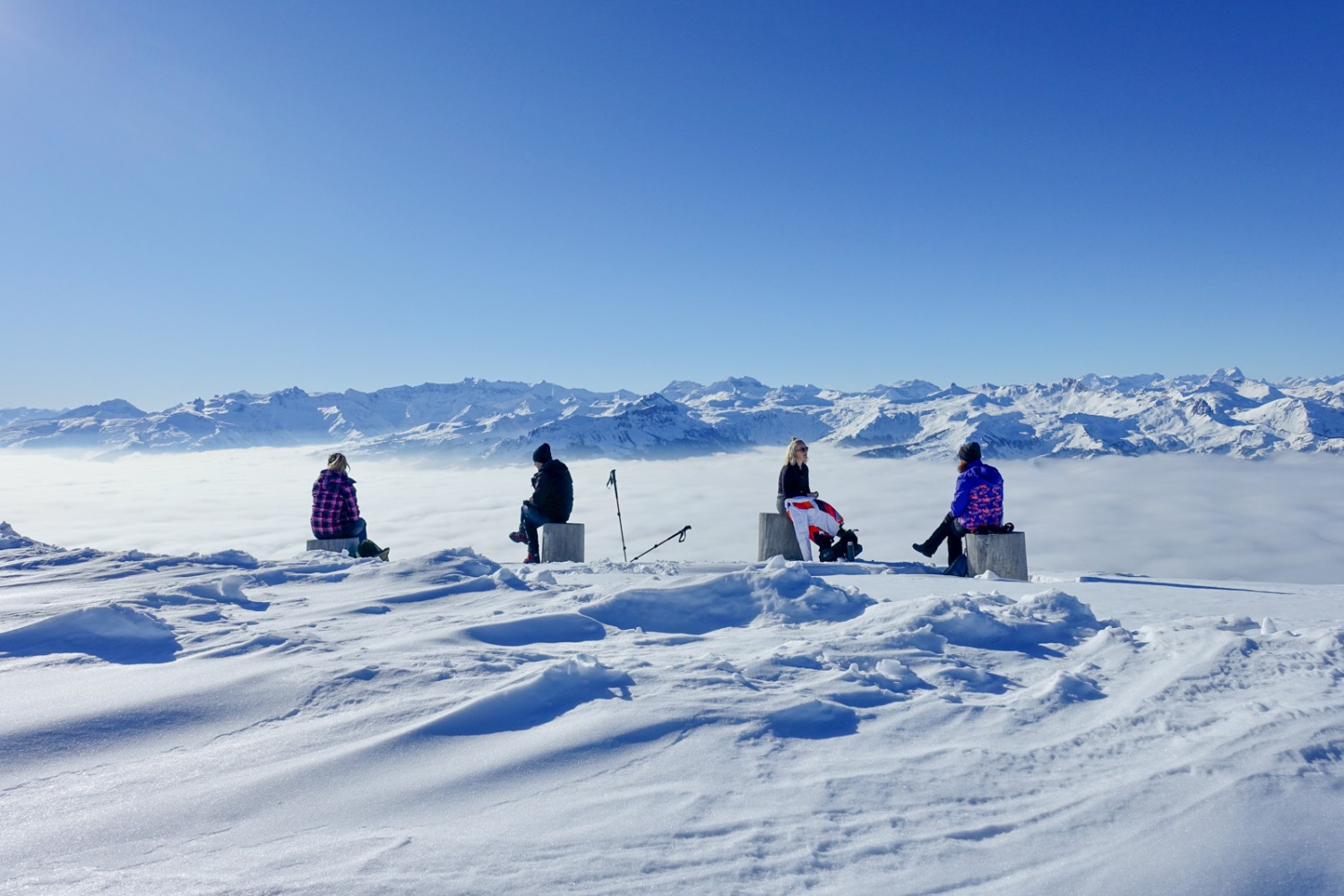 Entlang der Route hat es Bänkli, um entspannt die Aussicht geniessen zu können. Foto: Christiana Sutter