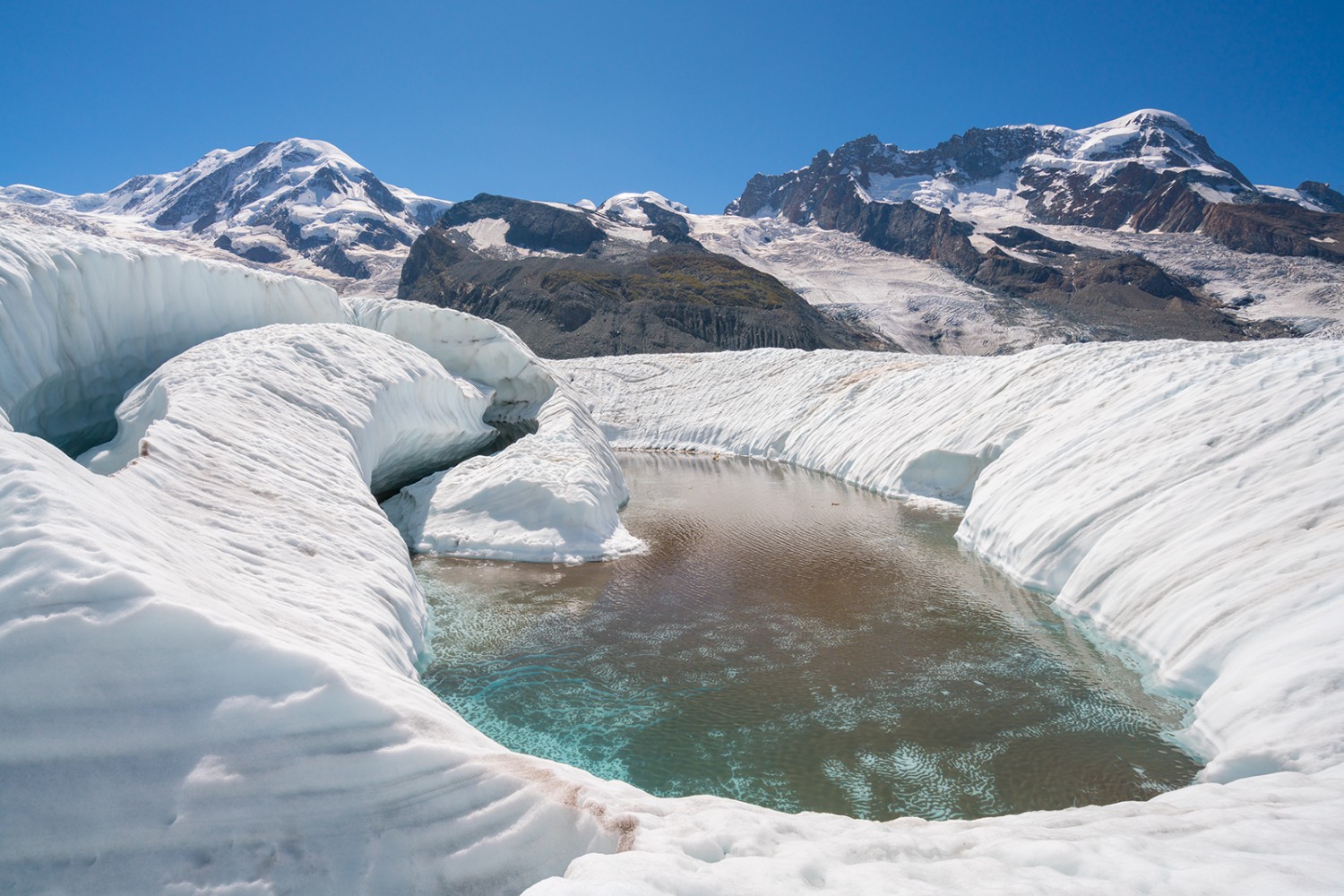 L’un des innombrables petits lacs de surface sur le glacier du Gorner.